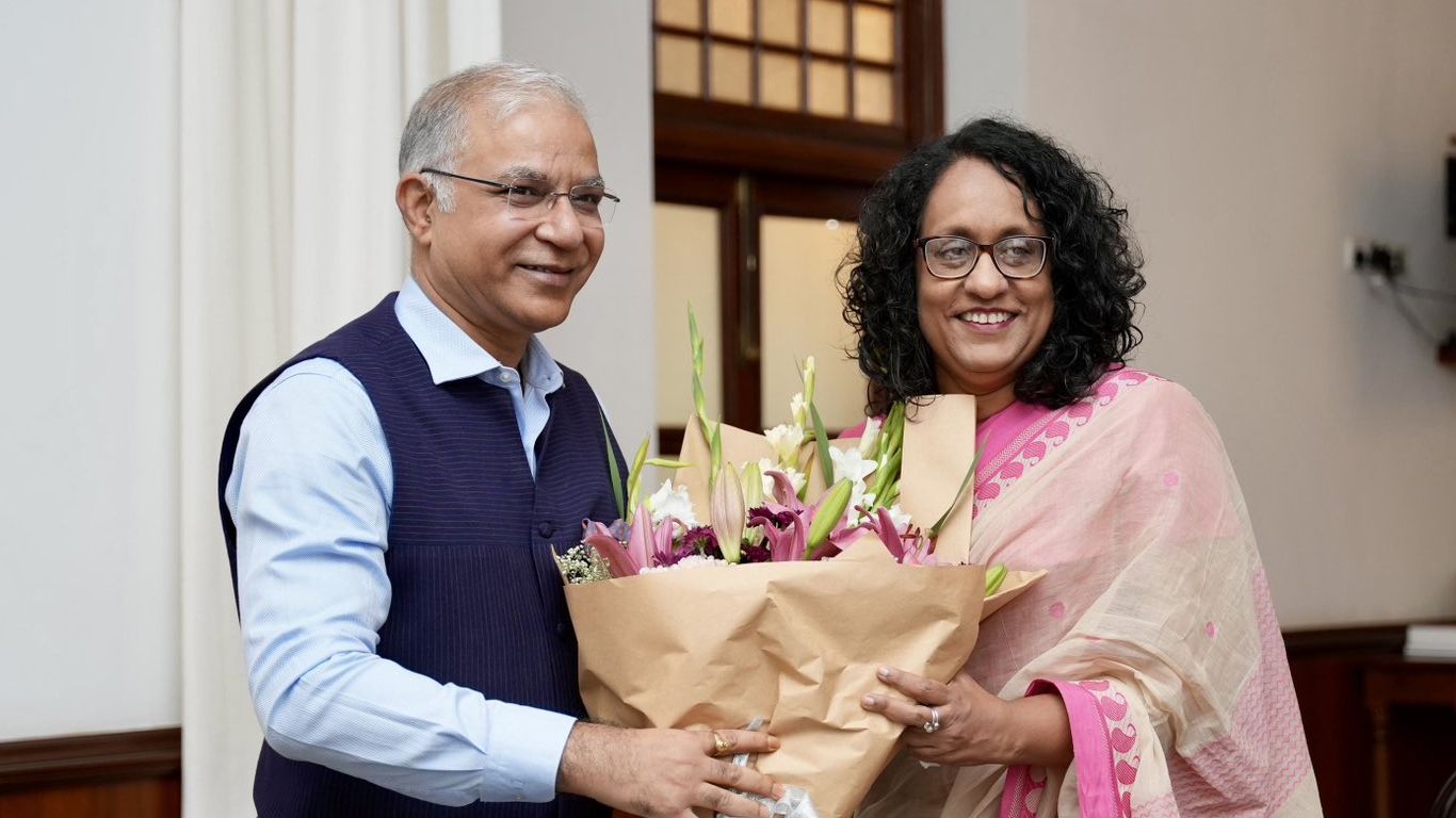 ම​හ මැතිවරණයට එක්ව තරග කර ප්‍රබල දේශපාලන බලපෑම් කණ්ඩායමක් හදන්න - ඉන්දීය මහකොමසාරිස්වරයා උතුරේ දෙමළ දේශපාලන නායකයින්ට දන්වයි!