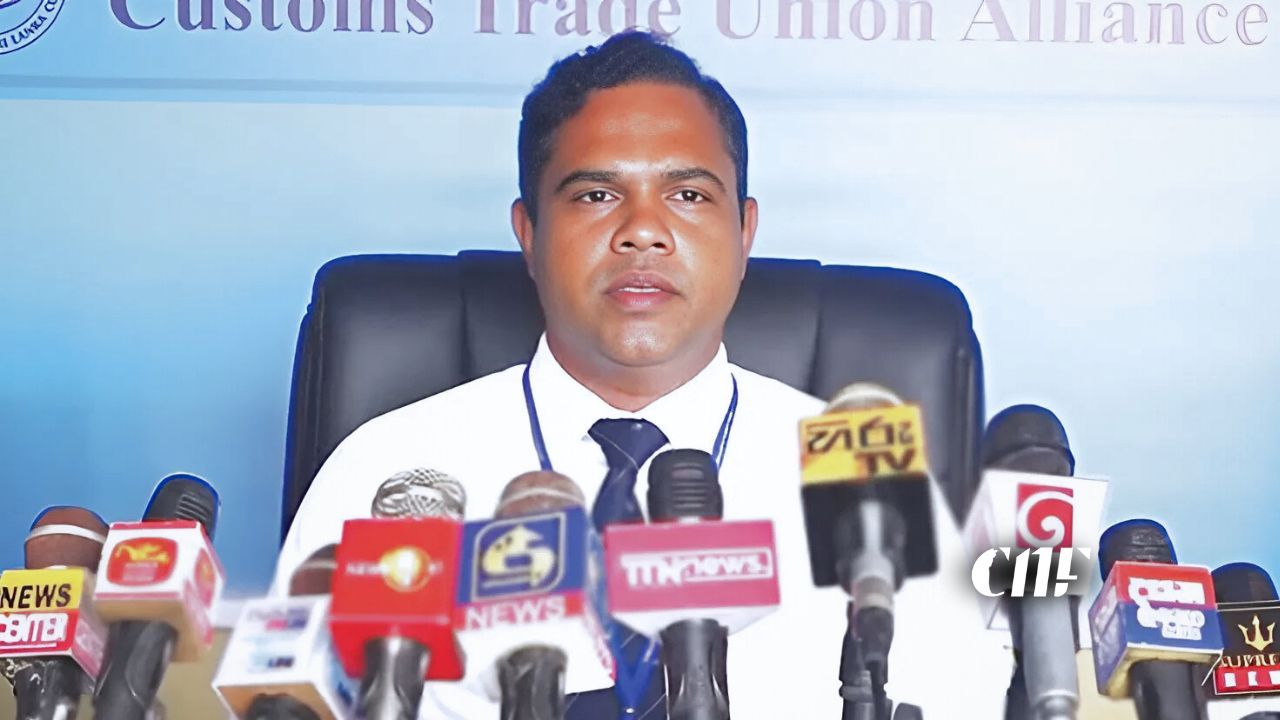 අනිවාර්යෙන් පරික්ෂා කළ යුතු රතු ලේබල් බහාලුම් ඇතුළු බහාලුම් 323ක් පරික්ෂාවකින් තොරව රටට ඇතු​ළු කරලා - රේගු නිළධාරින්ගේ සංගමය ජනපති හමුවෙයි (VIDEO)